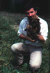 Ettore Peyrot con un cucciolo di lupo